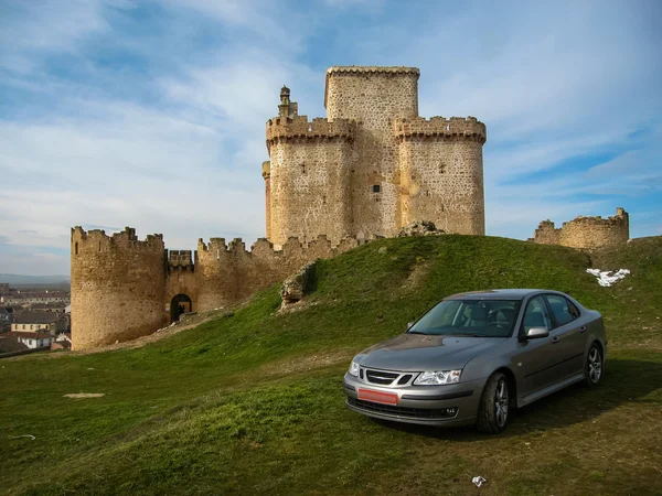 Turegano kasteel en een auto — Stockfoto