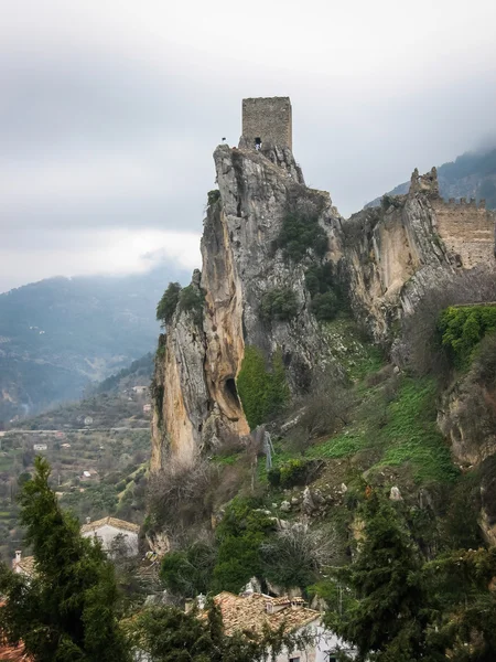 Antiguo castillo en la roca —  Fotos de Stock