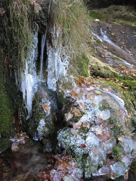 Zugefrorener Bach im Winter — Stockfoto