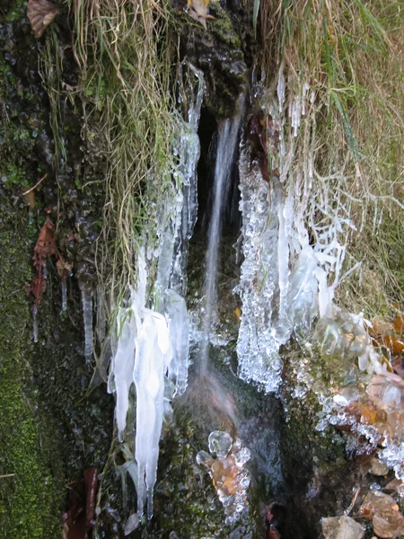 Zmrazené stream v zimě — Stock fotografie
