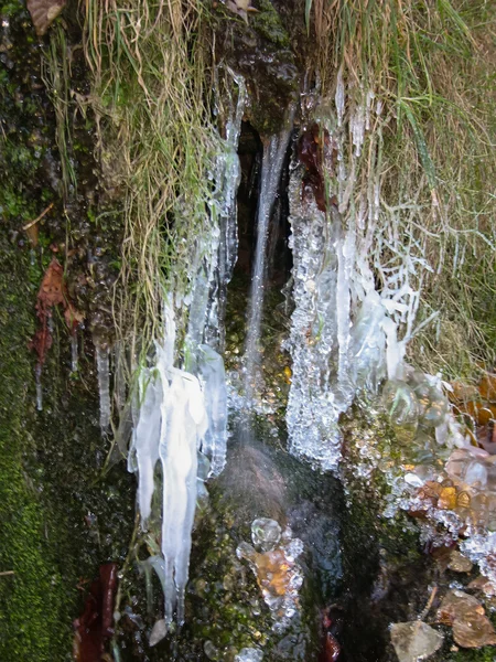 Ruscello congelato in inverno — Foto Stock