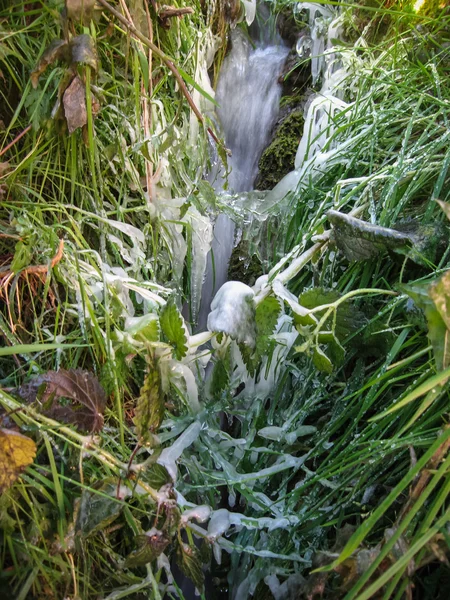 Bevroren stream op winter — Stockfoto