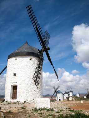 Beyaz Consuegra yel değirmenleri