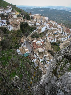 Bir tepenin yamacında beyaz şehir