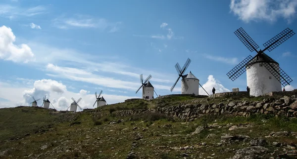 Väderkvarnar på kull på Consuegra — Stockfoto