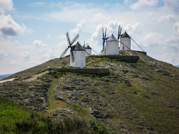 Väderkvarnar på kull på Consuegra — Stockfoto