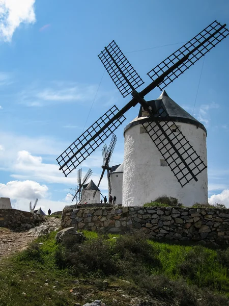 Mulini a vento in collina a Consuegra — Foto Stock