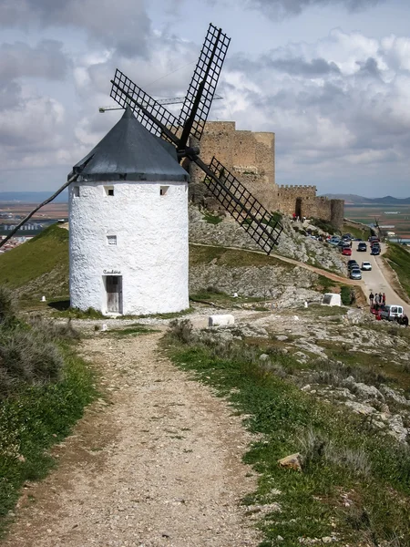 Windmolens op heuvel op Consuegra — Stockfoto