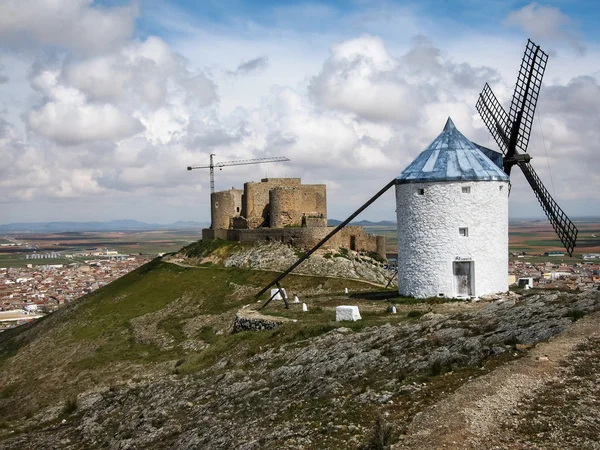 Windmolens op heuvel op Consuegra — Stockfoto