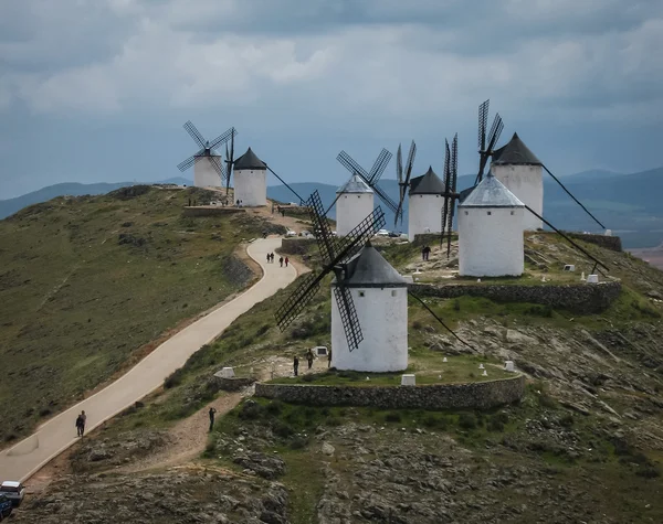 Белые ветряные мельницы в Консугре — стоковое фото