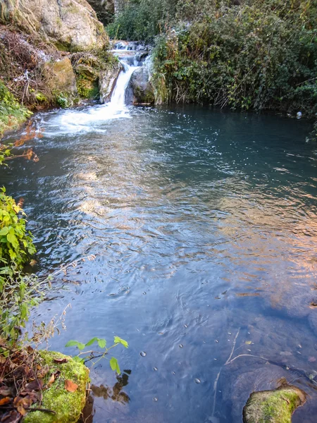 Corriente de río poco profundo en invierno — Foto de Stock