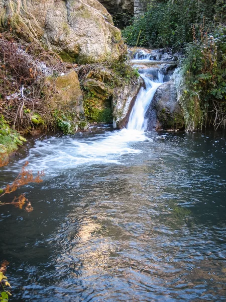 Ruisseau de rivière peu profonde en hiver — Photo