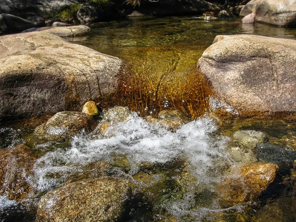 Hermoso río en Pedrisa , —  Fotos de Stock