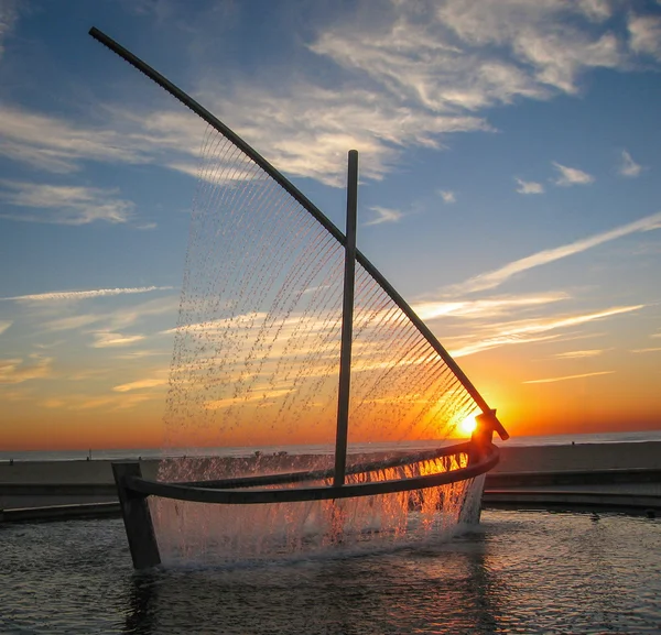 Brunnen - segelboot bei sonnenaufgang in valencia — Stockfoto