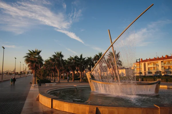 Fuente - velero al amanecer en Valencia — Foto de Stock