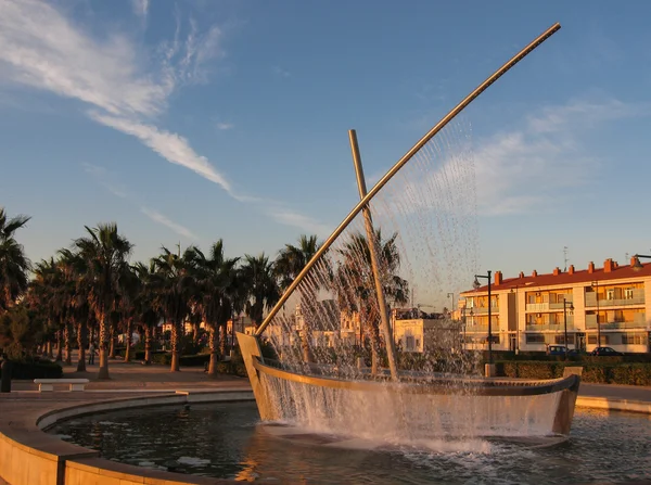 Fuente - velero al amanecer en Valencia — Foto de Stock