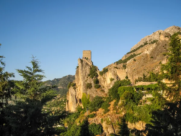 Alte Burg auf dem Felsen in la iruela — Stockfoto