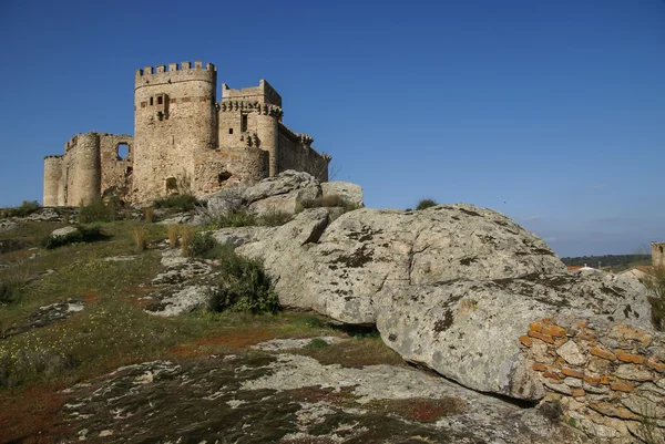 在岩石上的中世纪城堡 — 图库照片