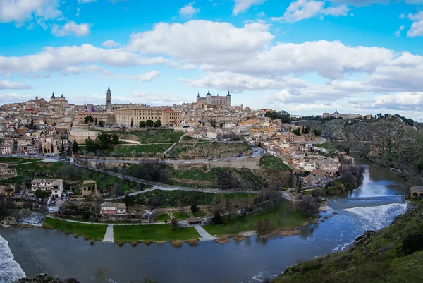 Weergave van Toledo van de oever van de rivier Tajo — Stockfoto