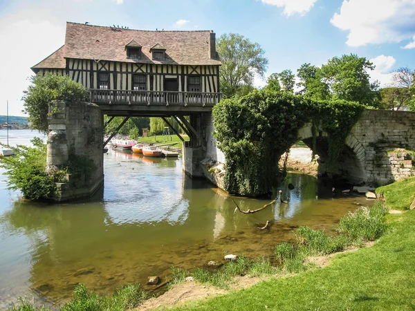 Мельница на мосту через реку — стоковое фото