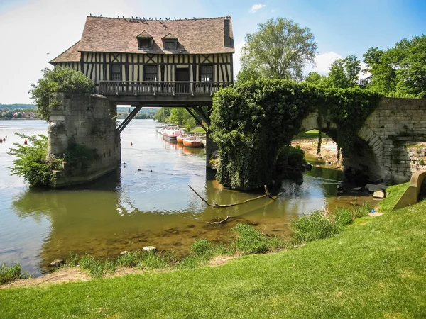 Mühle in der Brücke an der Seine — Stockfoto