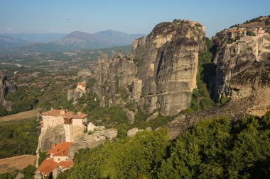 Dağlar ve Meteora manastırları görünümü
