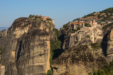Dağlar ve Meteora manastırları görünümü