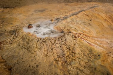 Loutra Edipsou plajında kaplıcaları