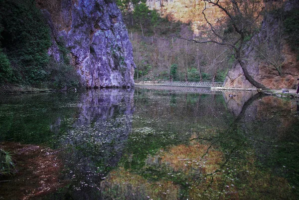 Reflexões no lago de Monastério de Piedra — Fotografia de Stock