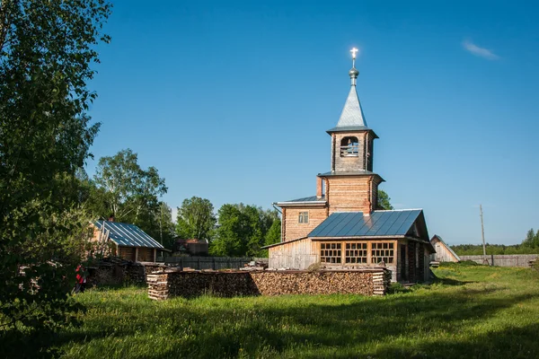 Pequeña iglesia de madera en Sergeevo — Foto de Stock