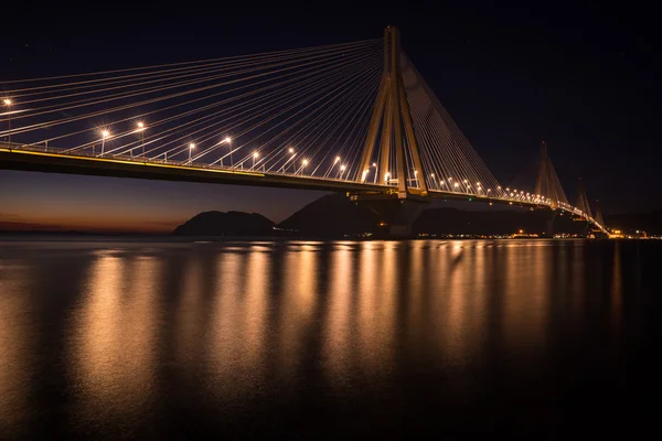 Rio-Antirio bridge nocą — Zdjęcie stockowe