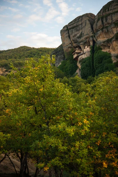 Blick auf die Berge und das Kloster von Hipapandi bei Meteora — Stockfoto