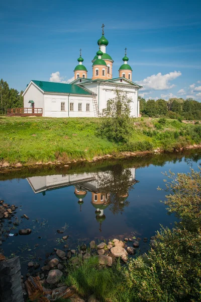 Белая церковь на берегу реки — стоковое фото