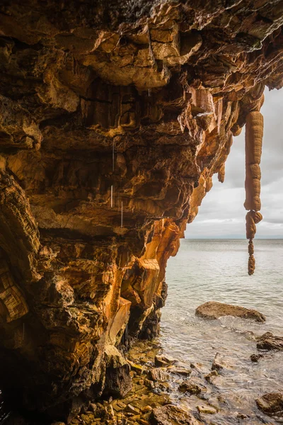 Klippformationer på stranden i Loutra Edipsou — Stockfoto