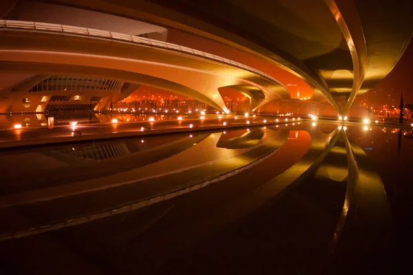 Красиво освещенный мост ночью — стоковое фото