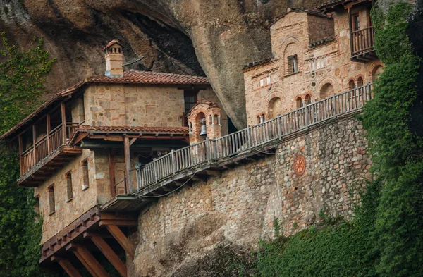 Vue sur les montagnes et le monastère d'Hipapandi à Meteora — Photo