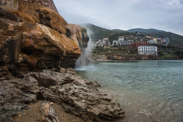 在 Loutro Edipsou 海滩上热瀑布 — 图库照片