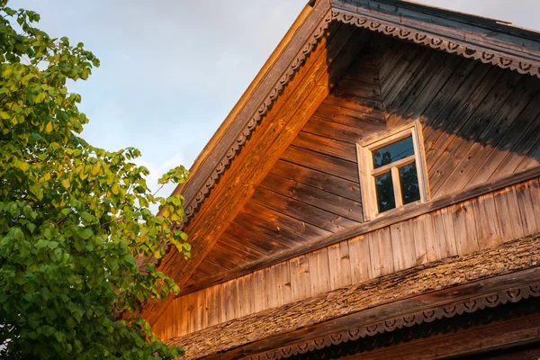 Dorfhausfenster mit Zierleisten — Stockfoto