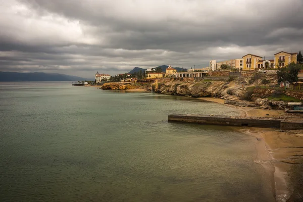 Stadsbilden på stranden i loutra edipsou — Stockfoto