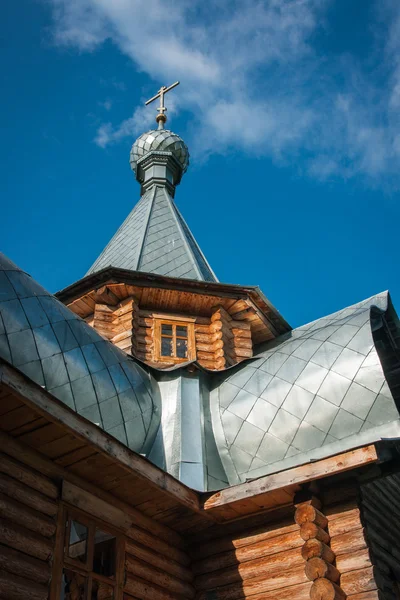 Sergeevo で小さな木造教会 — ストック写真