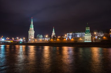 Nehrin karşısındaki Kremlin'in gece görünümü