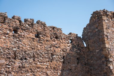 Trasmos adlı bir kale kalıntıları ile manzara