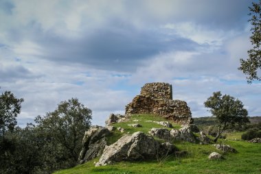 Salvatiera de los Barros adlı bir kale kalıntıları