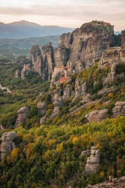 Dağlar ve Meteora manastırları görünümü