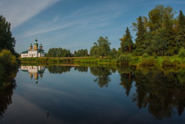 Nehir kıyısında beyaz kilise