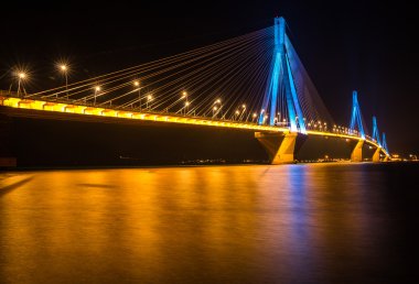 Gece Rio-Antirio Köprüsü