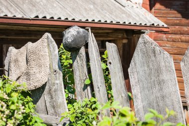 Rustik çit, tencere ve halı