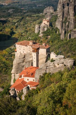 Dağlar ve Meteora manastırları görünümü
