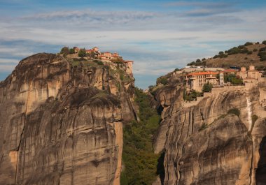Dağlar ve Meteora manastırları görünümü