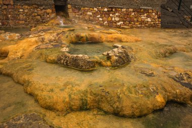 Başlık: Loutra Edipsou plajında termal yaylar